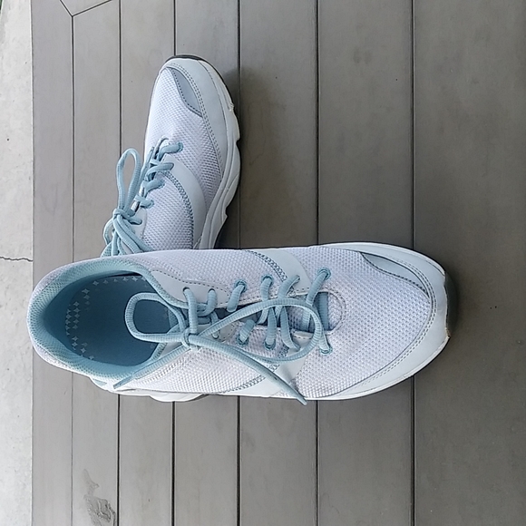 VIONIC Kona Sneakers - Picture 8 of 12